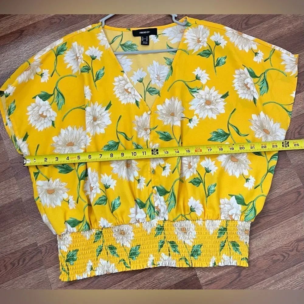 Forever 21+ Plus Size Daisy Floral V-Neck 0X Smocked-Hem Cropped Top Dolman - Picture 8 of 8